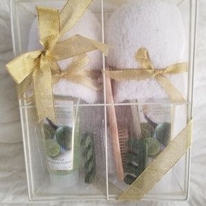 Luxury foot care set with soft slippers